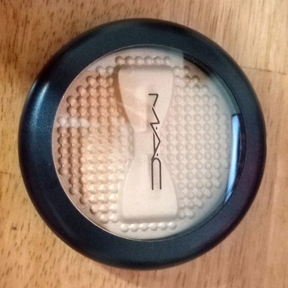 Never used- MAC 2022 limited edition Highlighter